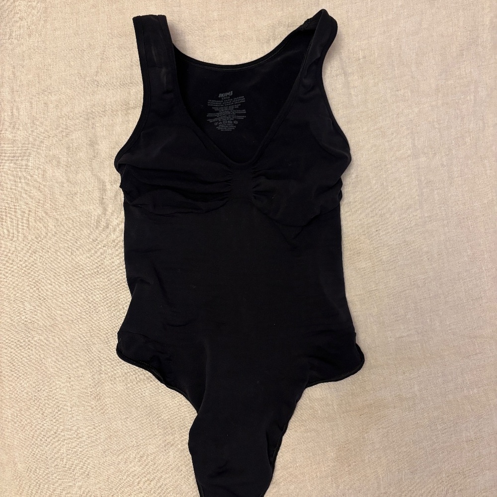 SKIMS SEAMLESS SCULPT SCOOP NECK THONG BODYSUIT | ONYX